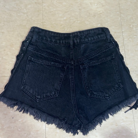 Forever 21 black denim shorts - Picture 2 of 3